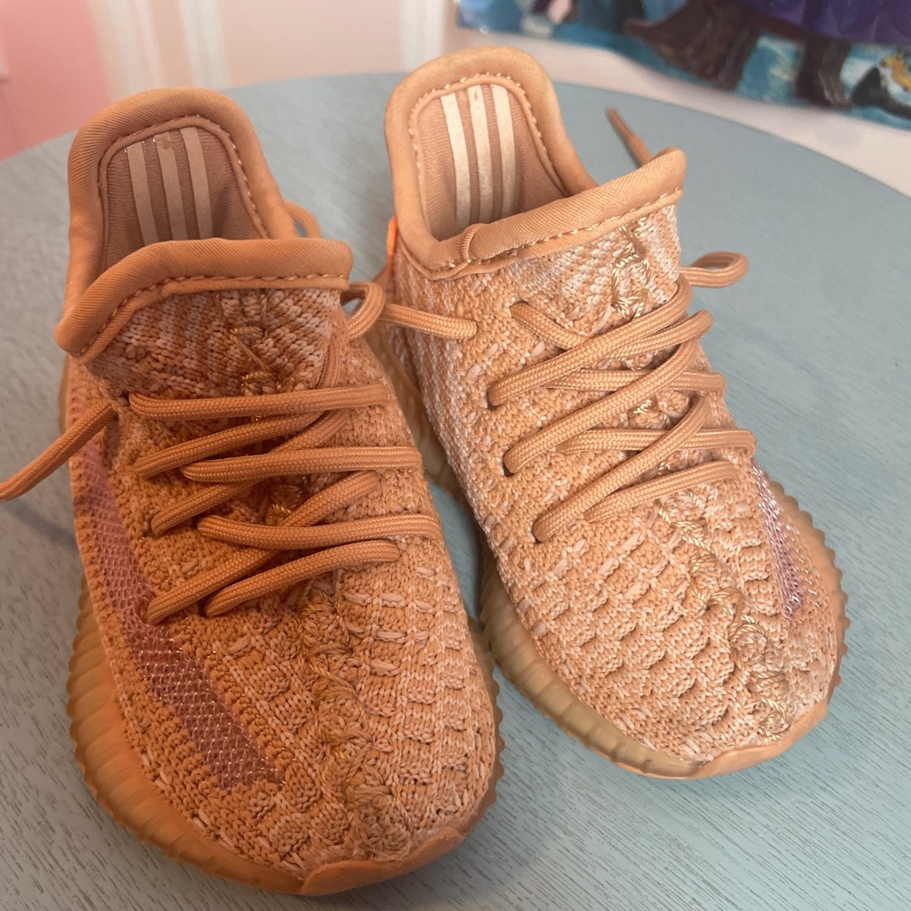 Toddler Yeezys size 4